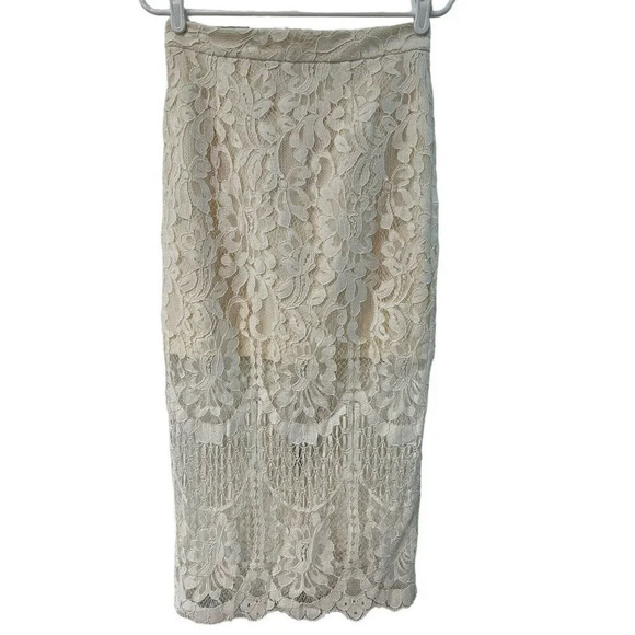 Elliatt Dresses & Skirts - REVOLVE - ELLIATT EPITOME IVORY LACE SKIRT SIZE MEDIUM INWT